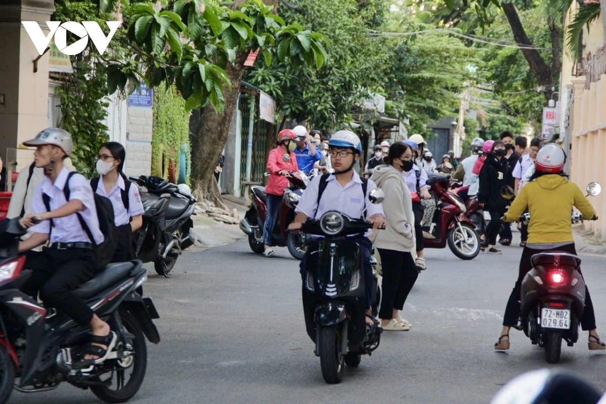 Cảnh sát giao thông hoá trang, đi phương tiện cá nhân tuần tra các cổng trường